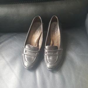 Born low chunk heel brown shoe. 6